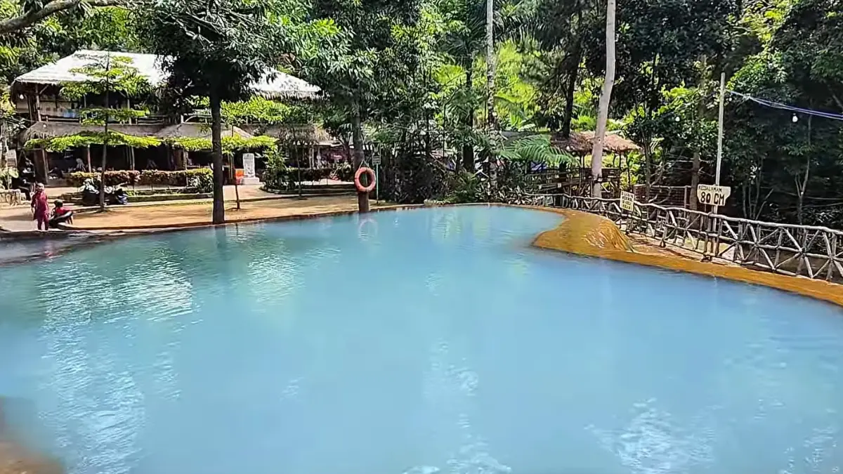 Curug Cipanas Lembang: Air Panas Belerang dan Camping