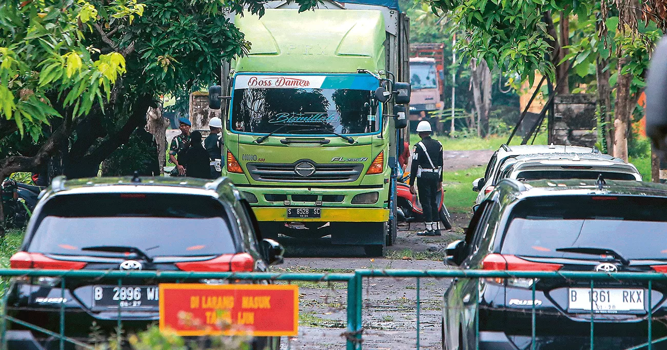KAWAL BARANG BUKTI: Polisi Militer berjaga di Gudang Balkit Pusat Zeni Angkatan Darat (Gudbalkir Pusziad), Buduran, Sidoarjo, Sabtu (6/1). (TIM JAWA POS)/sumber: Jawapos.com