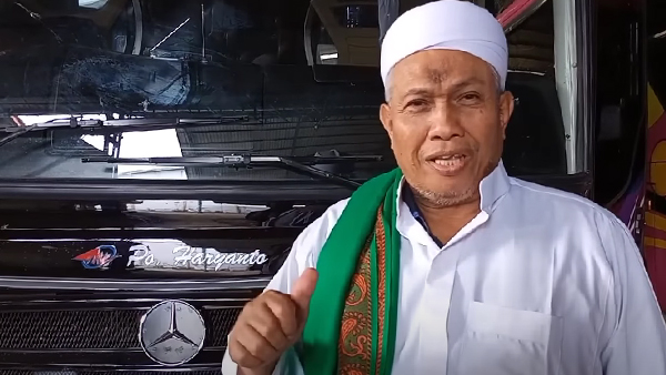 Haji Haryanto, pemilik PO Haryanto, membuka suara terkait insiden tabrakan bus perusahaannya. (Sumber Foto : Diswey.id)