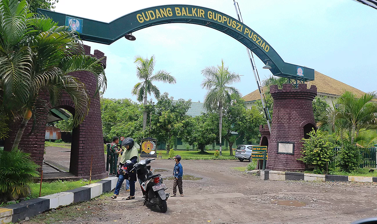 KOSONG: Suasana Gudbalkir Pusziad, Sidoarjo. Seluruh kendaraan hasil curanmor diboyong ke Mapolda Metro Jaya di Jakarta. (DITE SUHENDRA/JAWA POS/sumber: jawapos.com