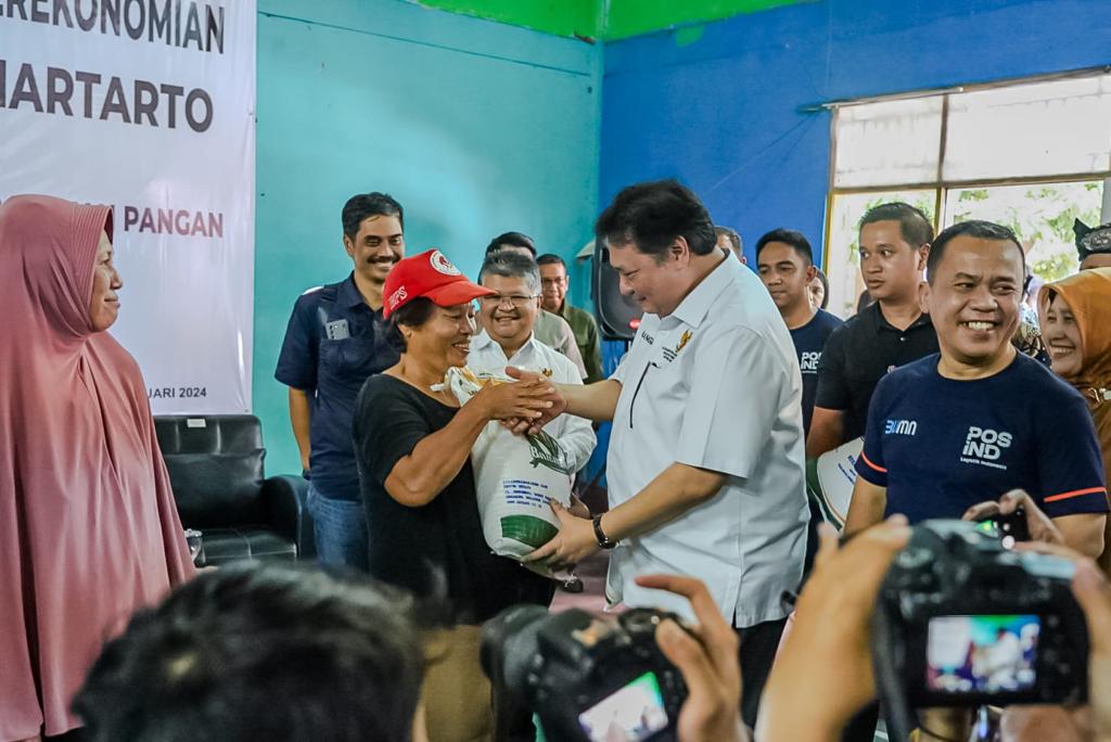 Menteri Koordinator Bidang Perekonomian, Airlangga Hartarto memberikan bantuan beras kepada masyarakat di Kelurahan Pabuaran, Kecamatan Cibinong, Kabupaten Bogor, Jawa Barat, Sabtu (5/1/2024).