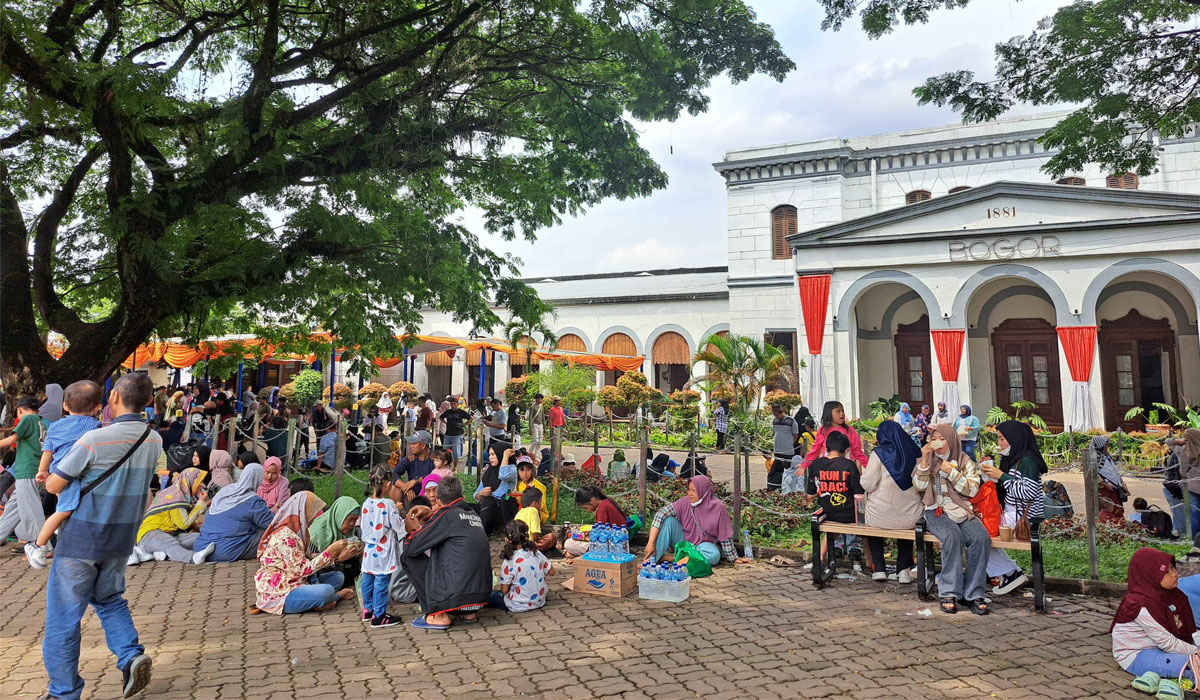 Suasana Alun-Alun Kota-Bogor yang dipadati wisatawan pada libur tahun baru Senin (1/1/2024). REKA/RADAR BOGOR