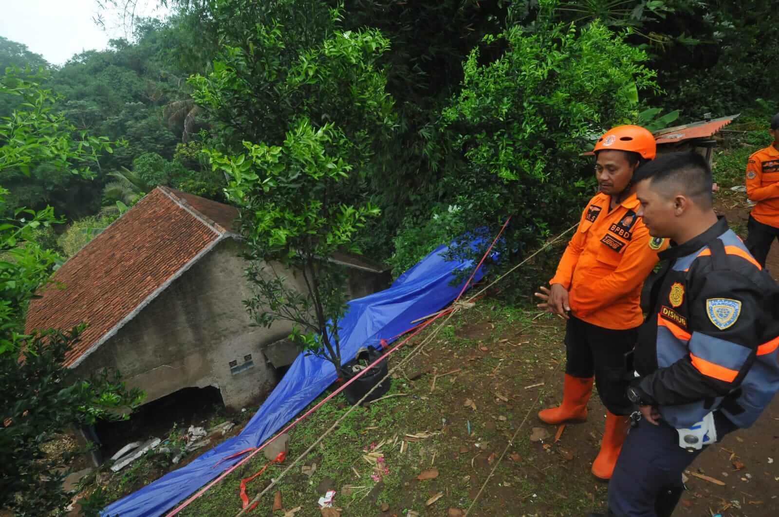 Petugas BPBD Kabupaten Bogor dilokasi bencana alam, belum lama ini. Puluhan ribu rumah di Kabupaten Bogor rusak akibat bencana alam. Foto ilustrasi : Radar Bogor / Hendi Novian