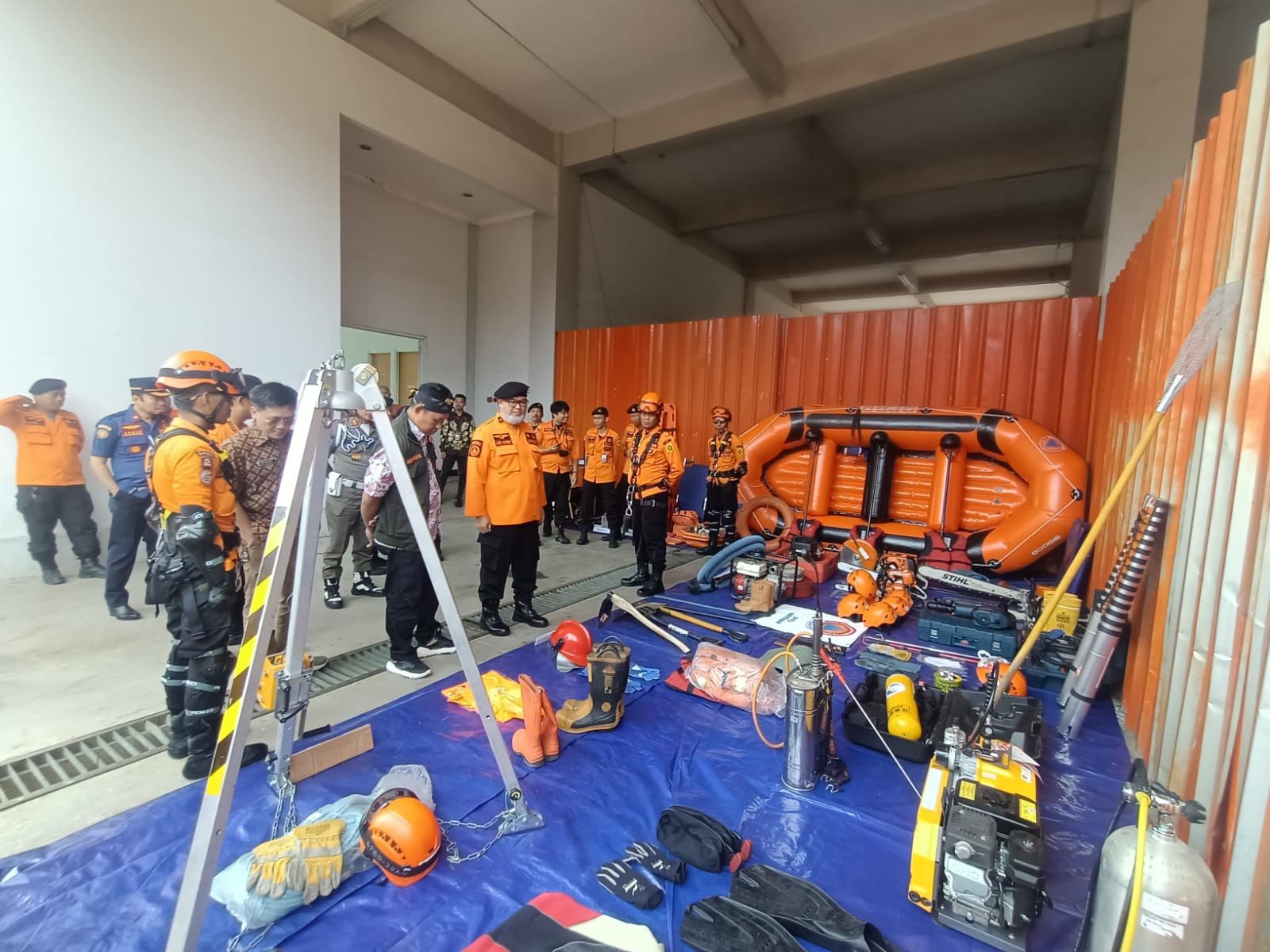 Pj Bupati, Asmawa Tosepu memeriksa kesiapan BPBD usai uapara kesiapsiagaan bencana di Kantor BPDB, Cibinong, Kabupaten Bogor, Jawa Barat. Kamis (18/1/2024). Foto : Radar Bogor / Hendi Novian
