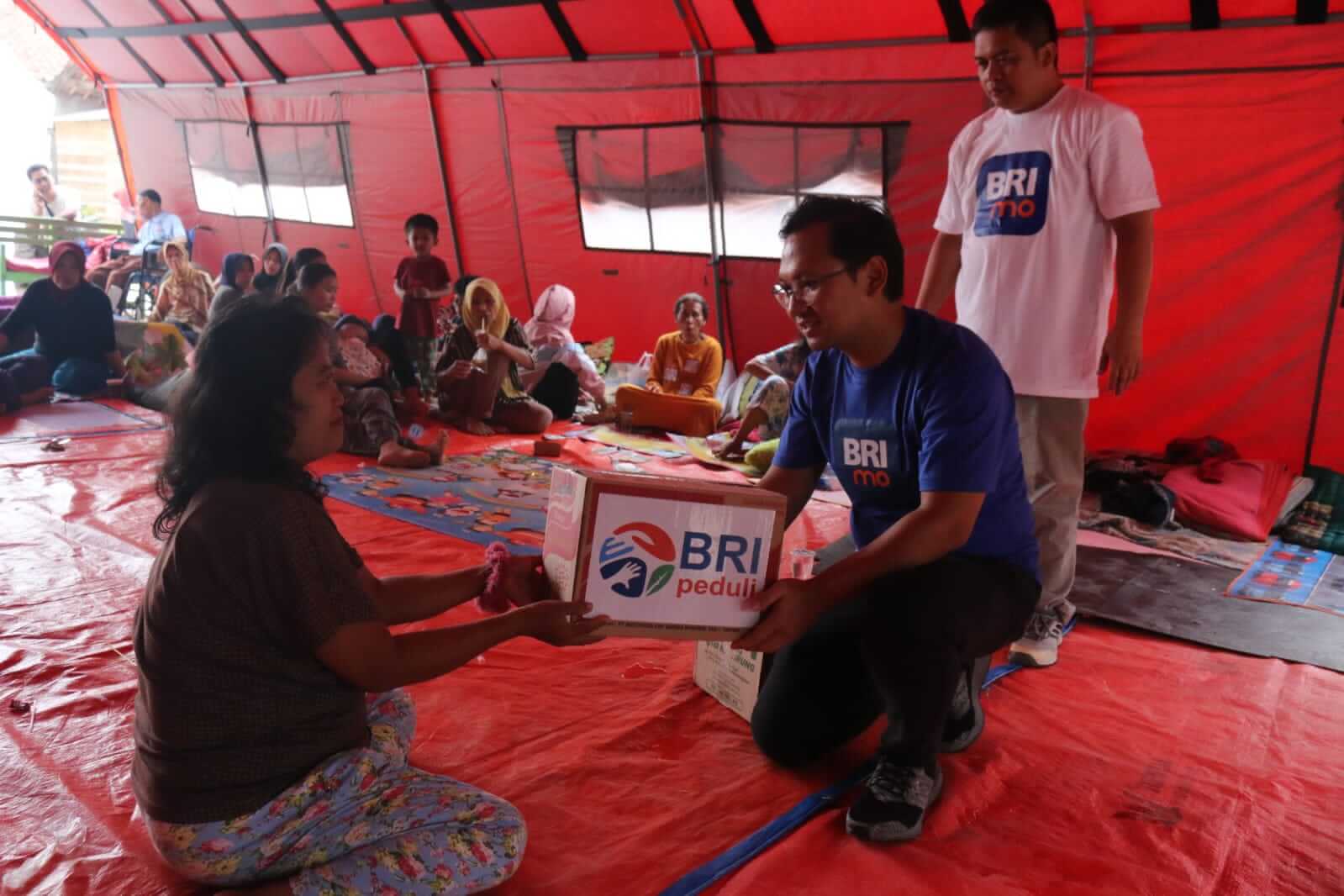 BRI Cabang Sumedang bergerak cepat memberikan bantuan tanggap darurat Peduli Bencana Gempa Sumedang berupa makanan siap santap, sembako dan air minum.﻿