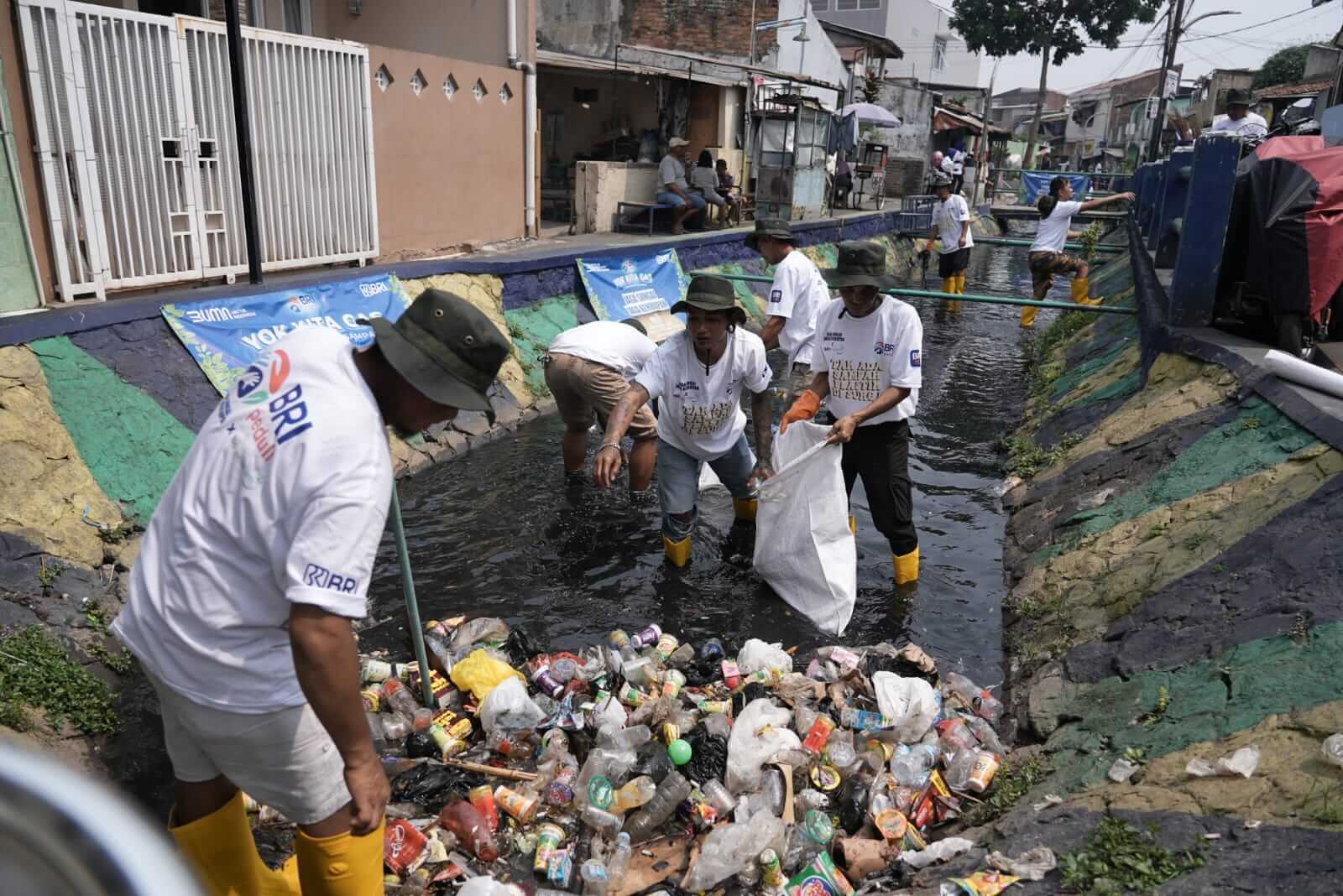 Terus berkontribusi diberbagai bidang, termasuk sosial dan lingkungan, melalui aktivitas CSR BRI Peduli kembali gulirkan program ‘Jaga Sungai Jaga Kehidupan’. ﻿