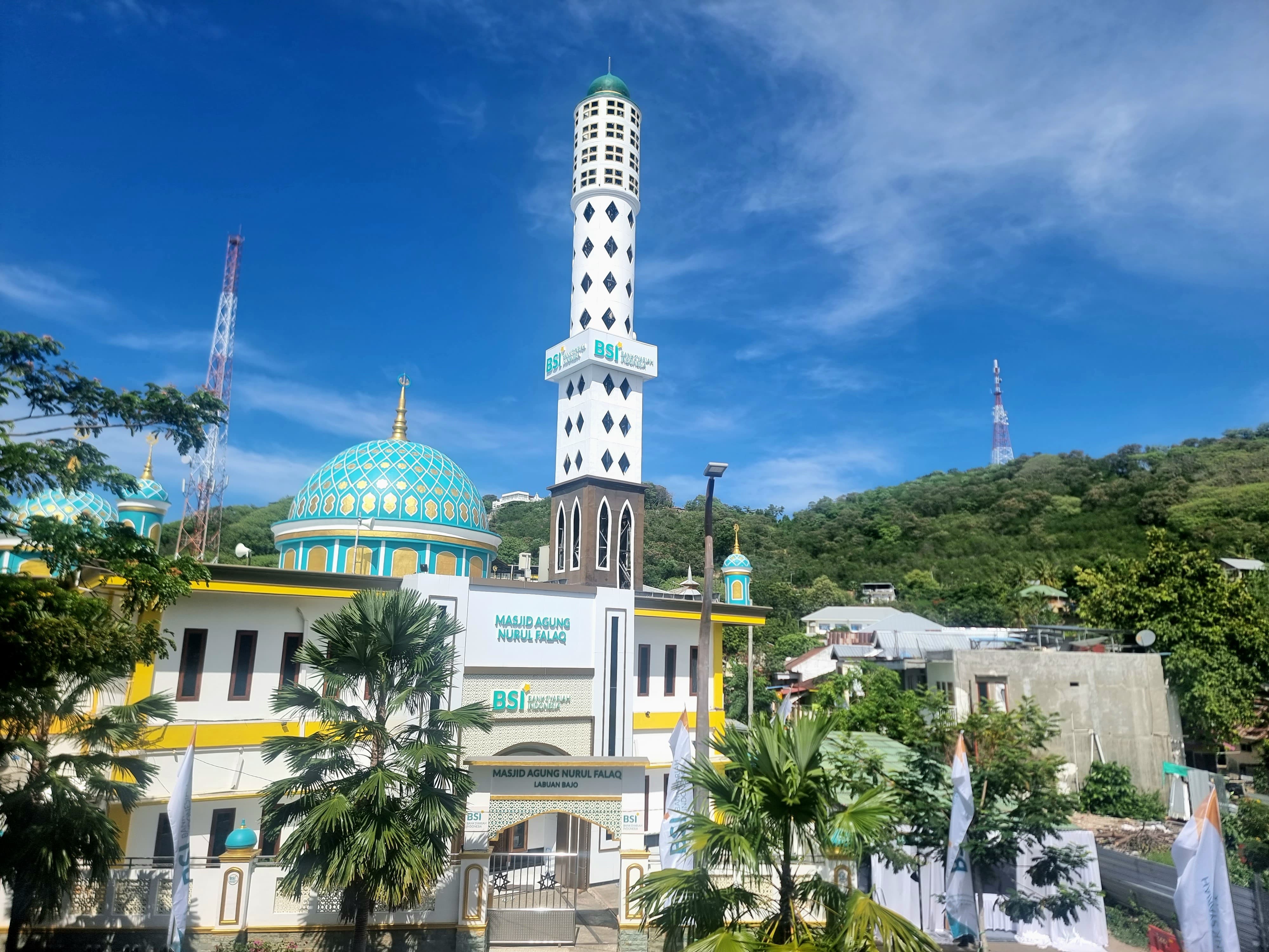 BSI dengan penuh dedikasi membangun masjid di lokasi-lokasi wisata, menjadikan masjid bukan hanya sebagai tempat beribadah tetapi juga sebagai ruang rehat.﻿