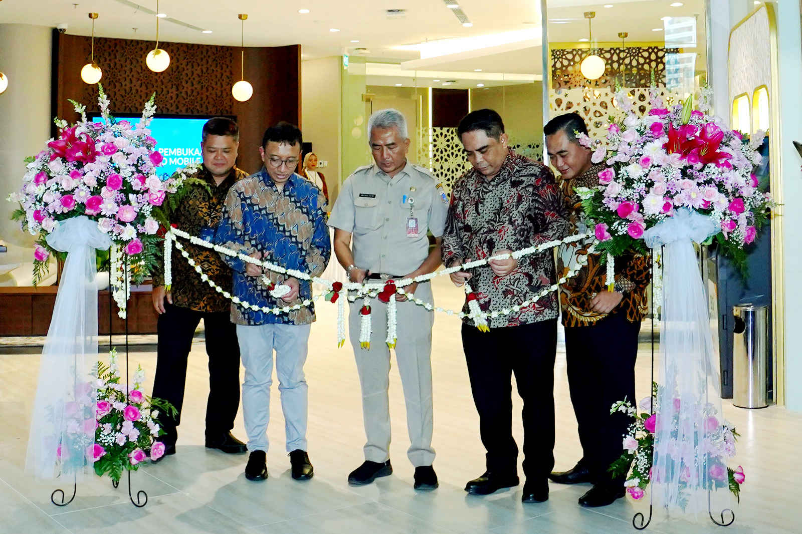 Dari ki-ka : Direktur Utama PT Telkom Landmark Tower Robit Cahyono, VP Digital Strategy & Governance PT. Telekomunikasi Indonesia Riza A N Rukmana, Asisten Perekonomian & Pembangunan Kota Administratif Jakarta  Mukhlisin, Direktur Penjualan & Distribusi B