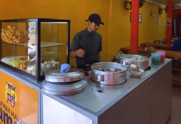 Bakso Bakwan Malang Umay di Jl Bangbarung Raya No. 60, Kelurahan Tegal Gundil, Kecamatan Bogor Utara, Kota Bogor.
