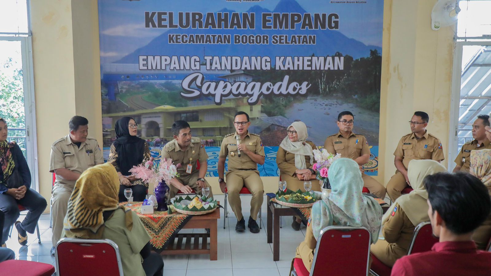 Wali Kota Bogor, Bima Arya melakukan silaturahmi dengan aparatur wilayah, mulai dari lurah, sekretaris lurah, kepala seksi hingga staf, Senin (8/1/2024). ﻿