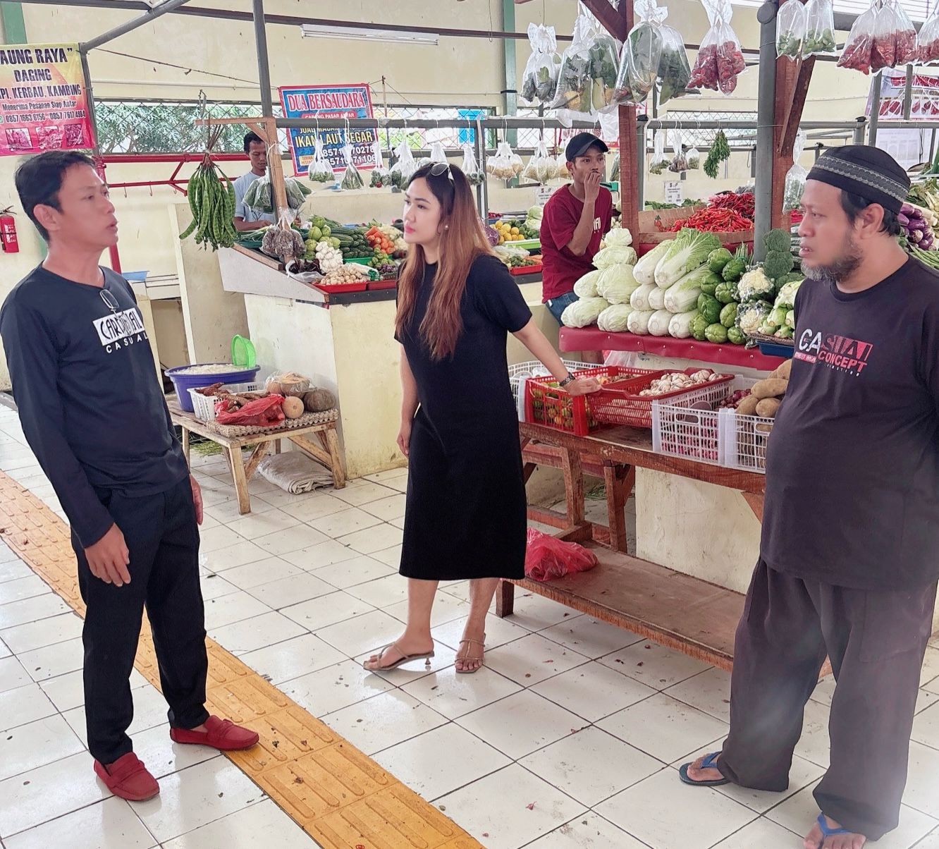 Vina Yuliana berdialog dengan pedagang Pasar Tanah Baru