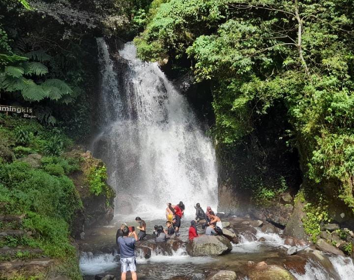 Menjajal keindahan Curug Cipamingkis di Desa Wargajaya, Kecamatan Sukamakmur, Kabupaten Bogor, Jawa Barat.