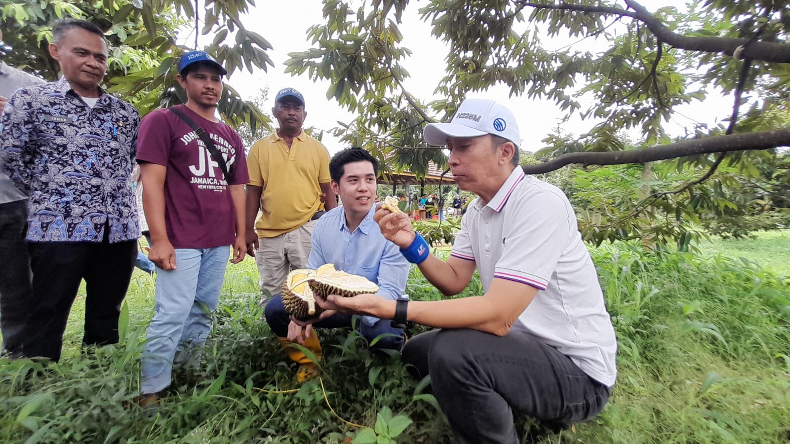 Wakil Wali Kota Bogor Dedie A Rachim mencoba durian di Vigano Farm Kelurahan Rancamaya, Kecamatan Bogor Selatan.