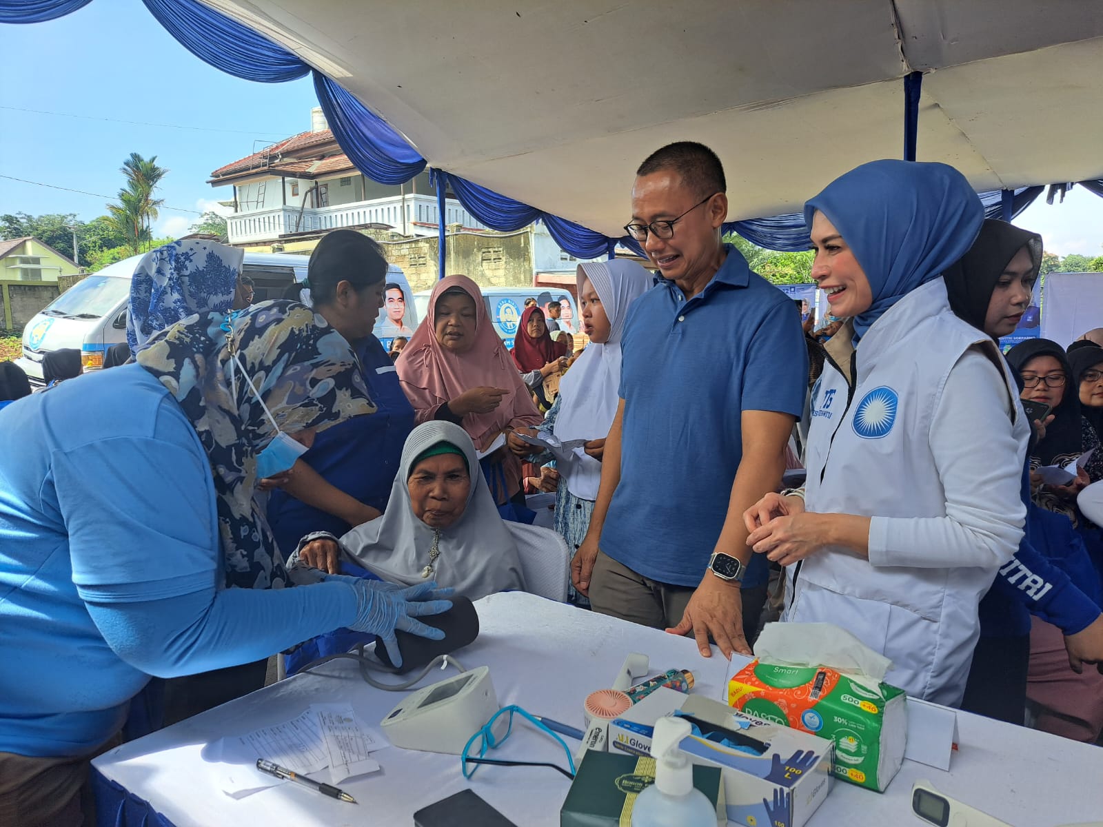 Kegiatan bakti sosial RBUI di Jalan Guru Muchtar, RT 01 RW 016 Kelurahan Cimahpar, Kecamatan Bogor Utara pada Sabtu (6/1/2024). REKA/RADAR BOGOR
