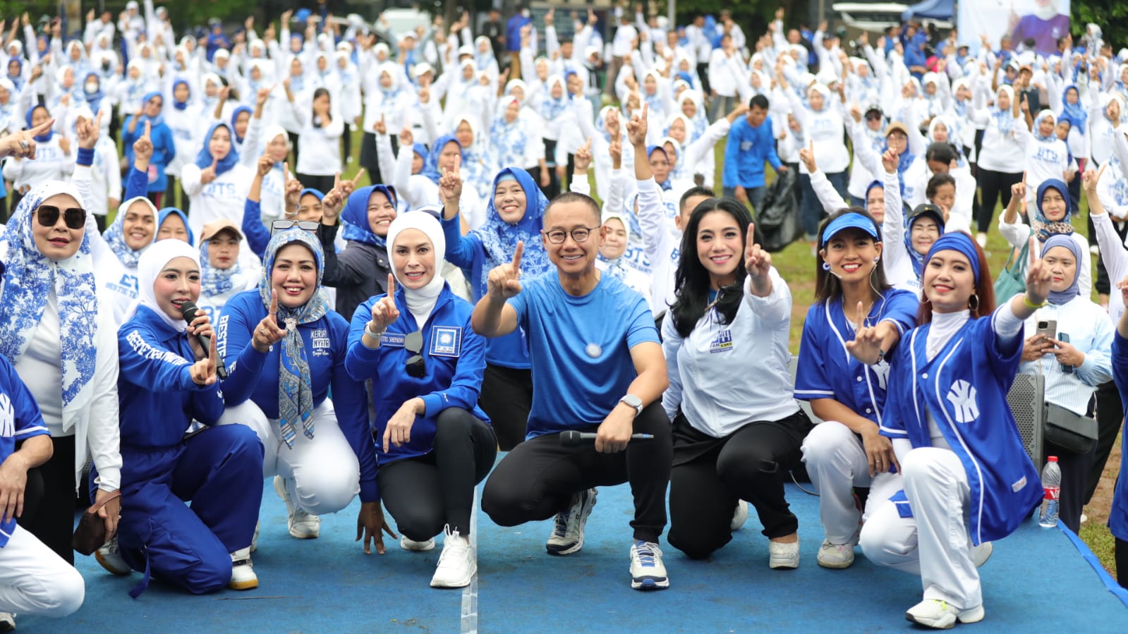 Ribuan relawan saksi Eddy Soeparno dan Sawitri Soeparno menggelar kegiatan senam sehat di Lapangan Taman Heulang, Kelurahan Tanah Sareal, Kecamatan Tanah Sareal, Kota Bogor,