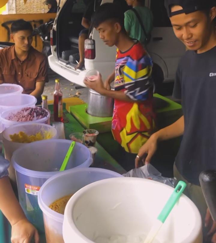 Es Doger Konang Jalan Raya Karadenan, tepatnya di depan SMAN 2 Cibinong, Kabupaten Bogor.