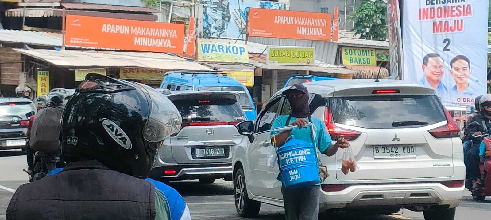 Reza penjual Gemblong Bu Juju sedang menawarkan barang dagangannya di tengah kemacetan Jalan Raya Puncak. ARIFAL/RADAR BOGOR