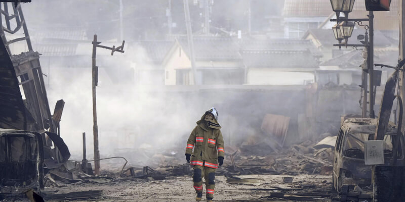 Beberapa bangunan hancur akibat gempa bumi Jepang.