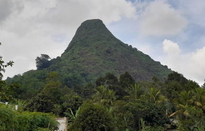 Keindahan alam Gunung Batu Jonggol, yang berada di Kecamatan Sukamakmur, Kabupaten Bogor.