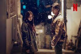 Aktor Park Seo Joon dan Han Seo Hee di serial Gyeongseong Creature. (Sumber: Instagram / @netflixkr)