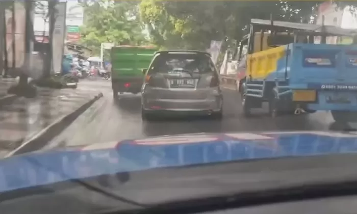 Seorang pengemudi mobil Honda Jazz melarikan diri dari petugas kepolisian yang hendak menilangnya karena melanggar bahu jalan. Kejadian ini dimulai di Tol Pasar Rebo, Jakarta Timur.(sumber: jawapos.com)