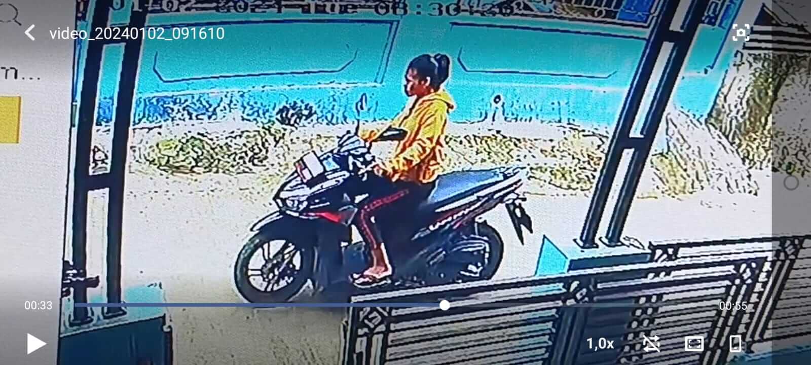 Modus bertamu, seorang perempuan berinisial RK ditangkap warga, usai melancarkan aksi pencurian di rumah salah satu warga Kampung Legok Lenang RT 01/07, Desa Sukamulya, Kecamatan Rumpin.