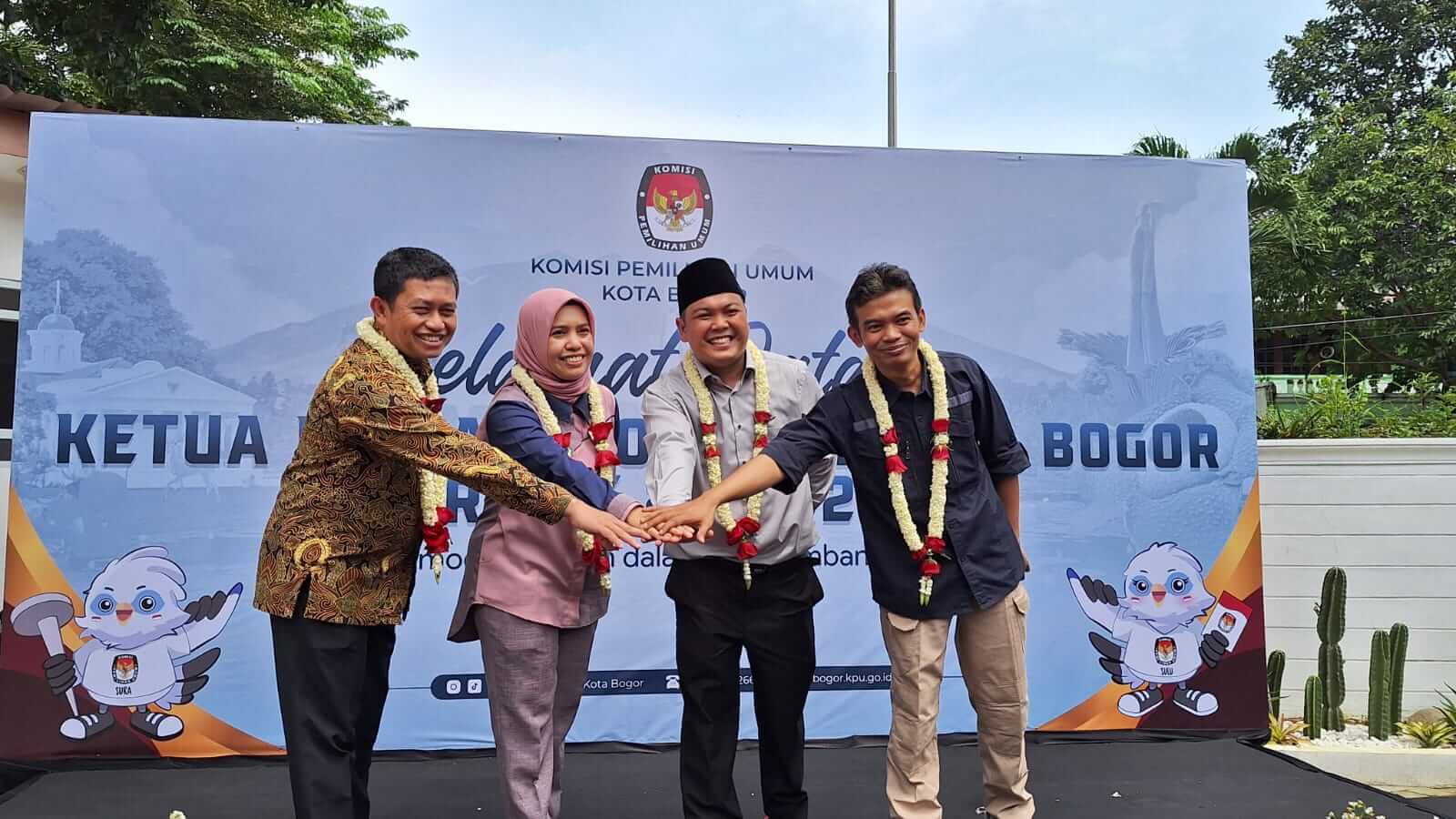 Komisi Pemilihan Umum (KPU) Kota Bogor menggelar penyambutan Ketua dan Anggota KPU Kota Bogor periode 2023-2028 di kantornya pada Selasa, (02/01).