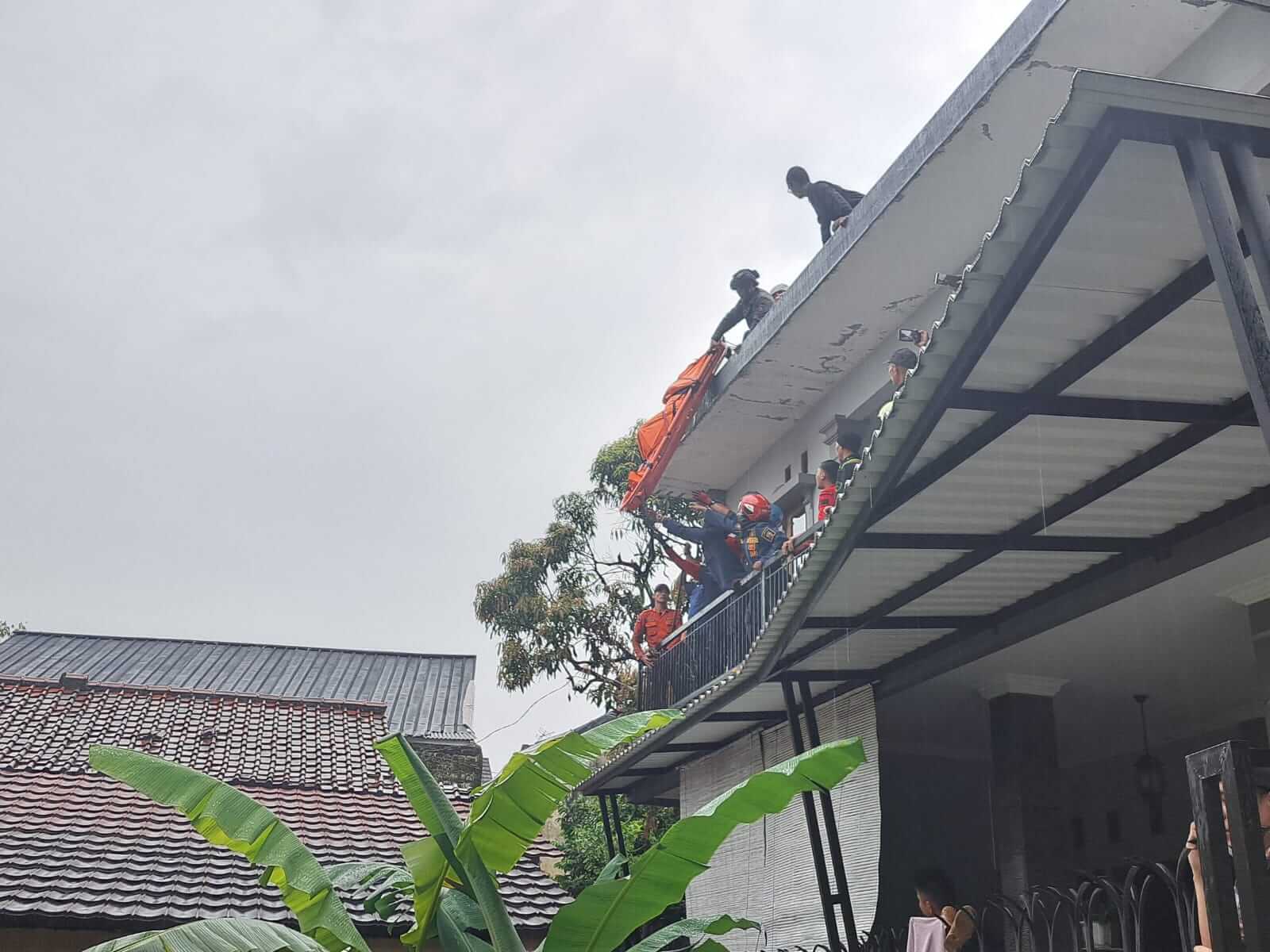 Seorang pria paruh baya ditemukan meninggal dunia di atap rumahnya yang berlokasi di RT 2 RW 3, Kelurahan Pasirjaya, Kecamatan Bogor Barat, pada Kamis (4/1/2024). Fatur/Radar Bogor