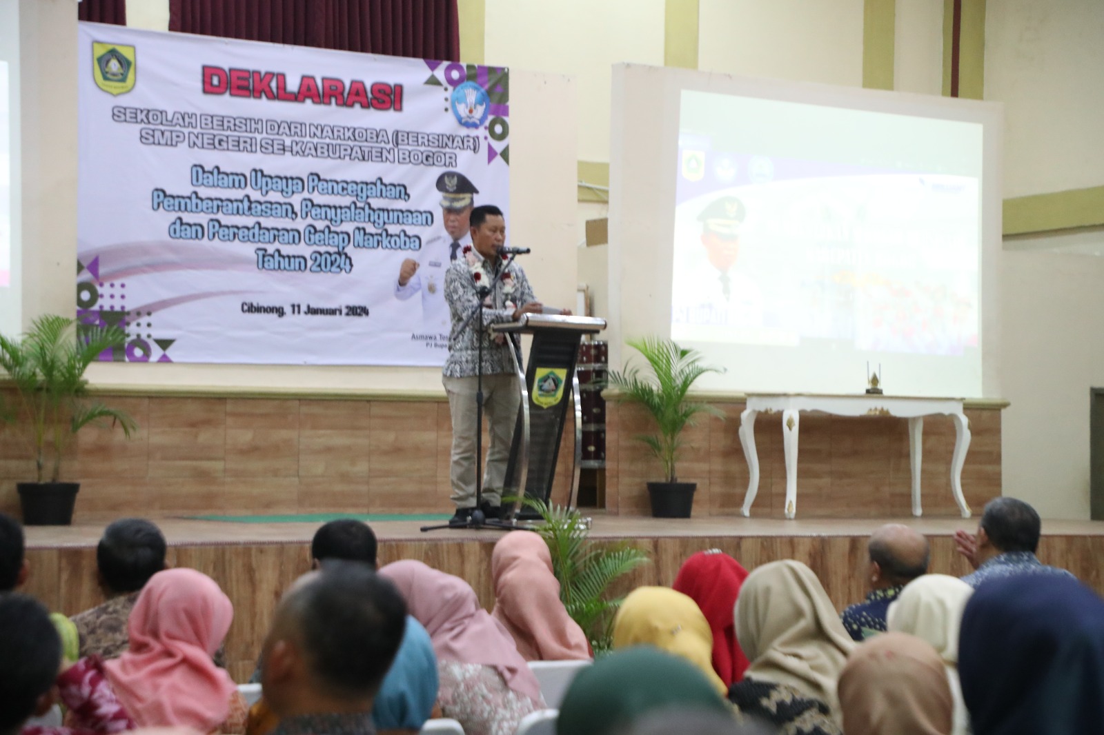 Pj Bupati, Asmawa Tosepu bersama BNN deklarasikan Sekolah bebas Narkoba di SMPN 1 Cibinong, Kabupaten Bogor, Jawa Barat. Kamis (11/1/2024). Foto : HO/Radar Bogor/Hendi Novian