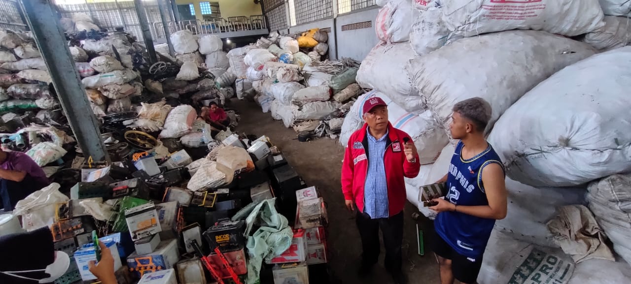 Caleg DPR-RI Dapil Jabar V dari Partai Solidaritas Indonesia (PSI) nomor urut 7, Abdi Khalik Ginting berkunjung ke pengebul barang bekas. Arifal/Radar Bogor
