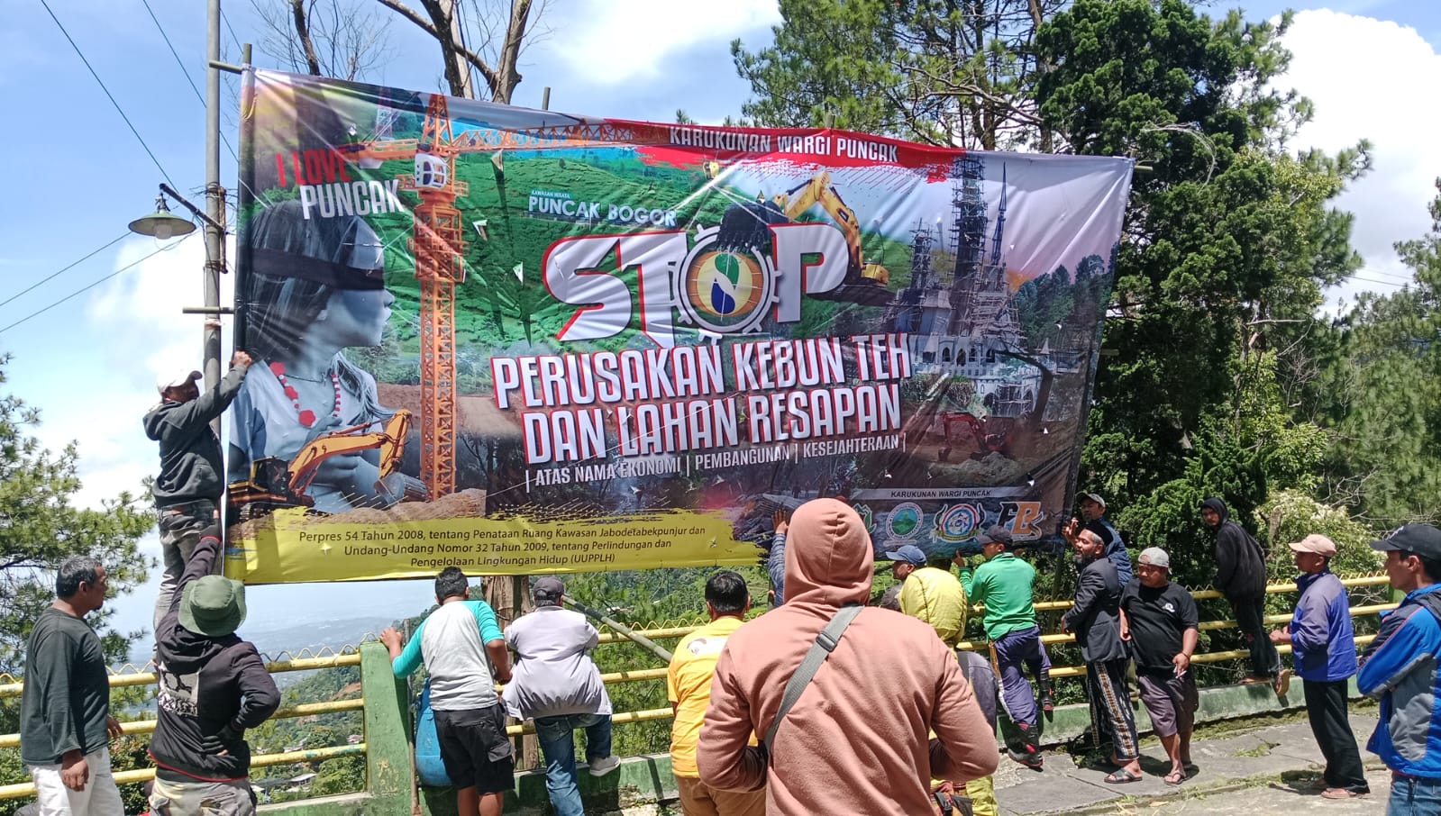 Warga yang tergabung dalam Kerukunan Wargi Puncak melakukan aksi protes terhadap PT Perkebunan Nusantara (PTPN) VIII. Septi/Radar Bogor