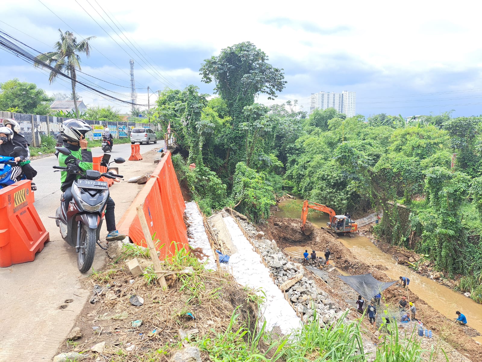 Penanganan longsor di Jalan Raya Cilebut, Kelurahan Sukaresmi, Kecamatan Tanah Sareal, terus dikebut pihak UPTD Wilayah Sungai Ciliwung-Cisadane Dinas Sumber Daya Air (SDA) Jawa Barat.