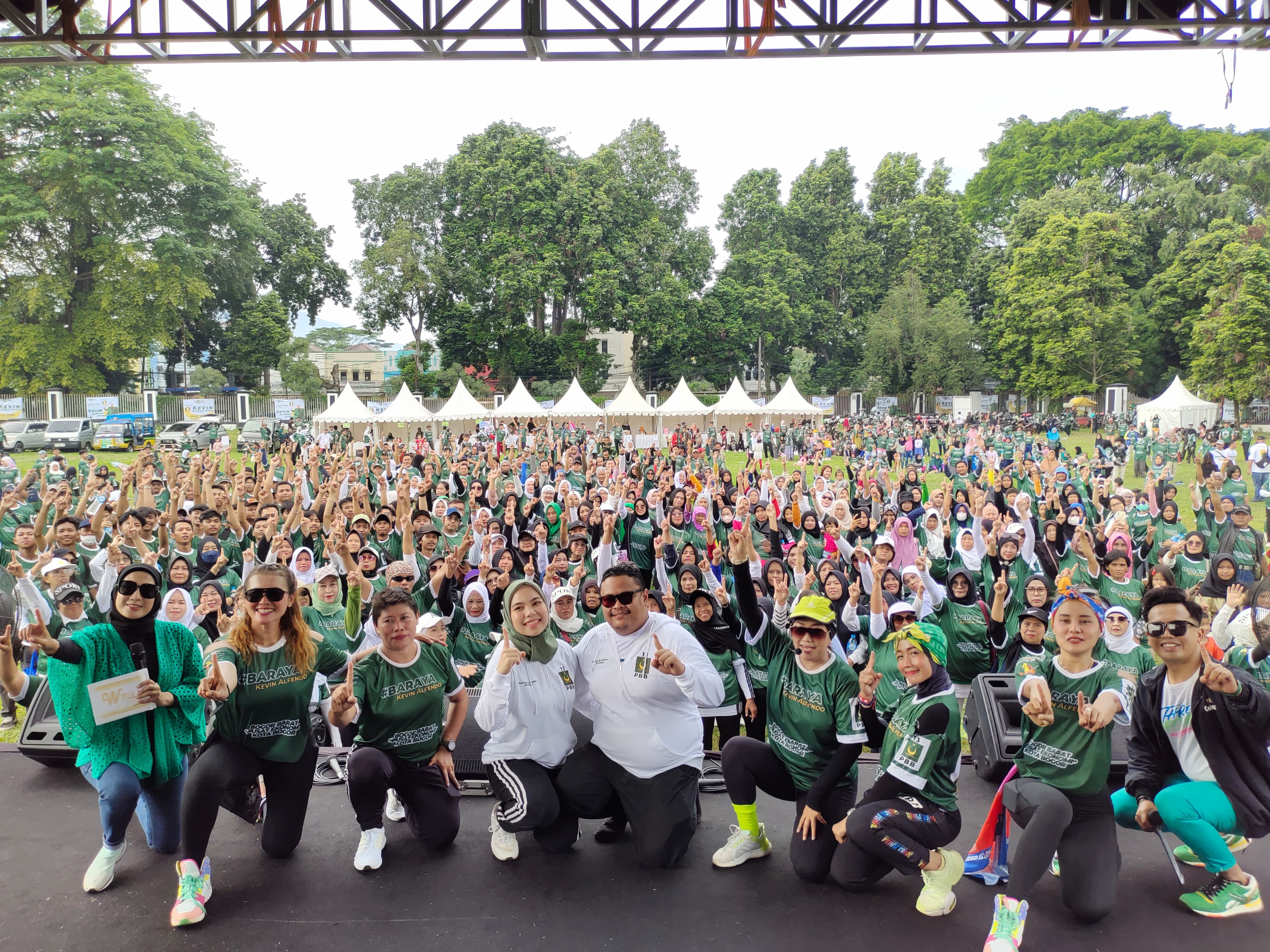 Senam Sehat Zumba dan Bazar UMKM yang diinisiasi Baraya Kevin Alfendo di Lapangan Semeru, Kecamatan Bogor Barat, Minggu (21/1/2024).
