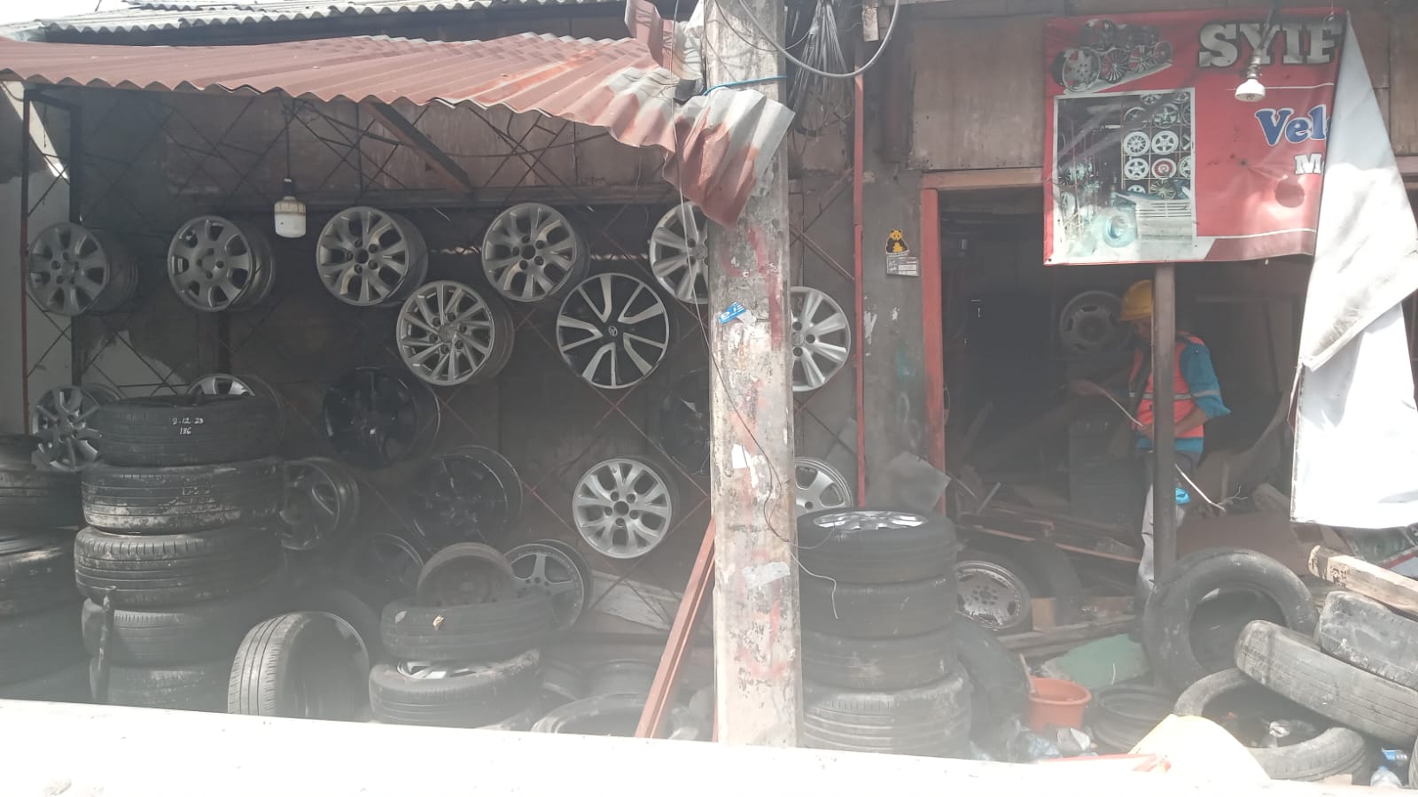 Kondisi toko dan bengkel velg serta ban mobil di TKP. Foto kiriman warga.