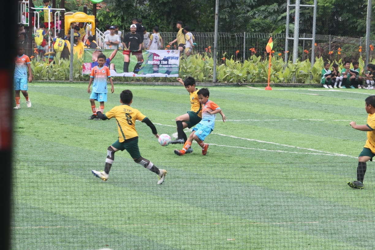 Empat puluh tiga tim dari sekolah dasar (SD) se-Kota Bogor mengikuti turnamen sepak bola Piala Wakil Wali Kota Bogor 2024, yang berlangsung di lapangan Manunggal, Senin (29/1/2024). (Sofyansyah/Radar Bogor)