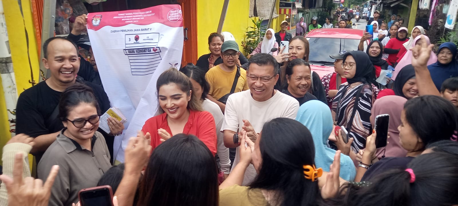 Ashanty turun langsung mendampingi sang suami, Anang Hermansyah caleg DRP RI dapil Jabar V Kabupaten Bogor, blusukan di Kecamatan Bojonggede, Senin (29/1) kemarin. (IST)