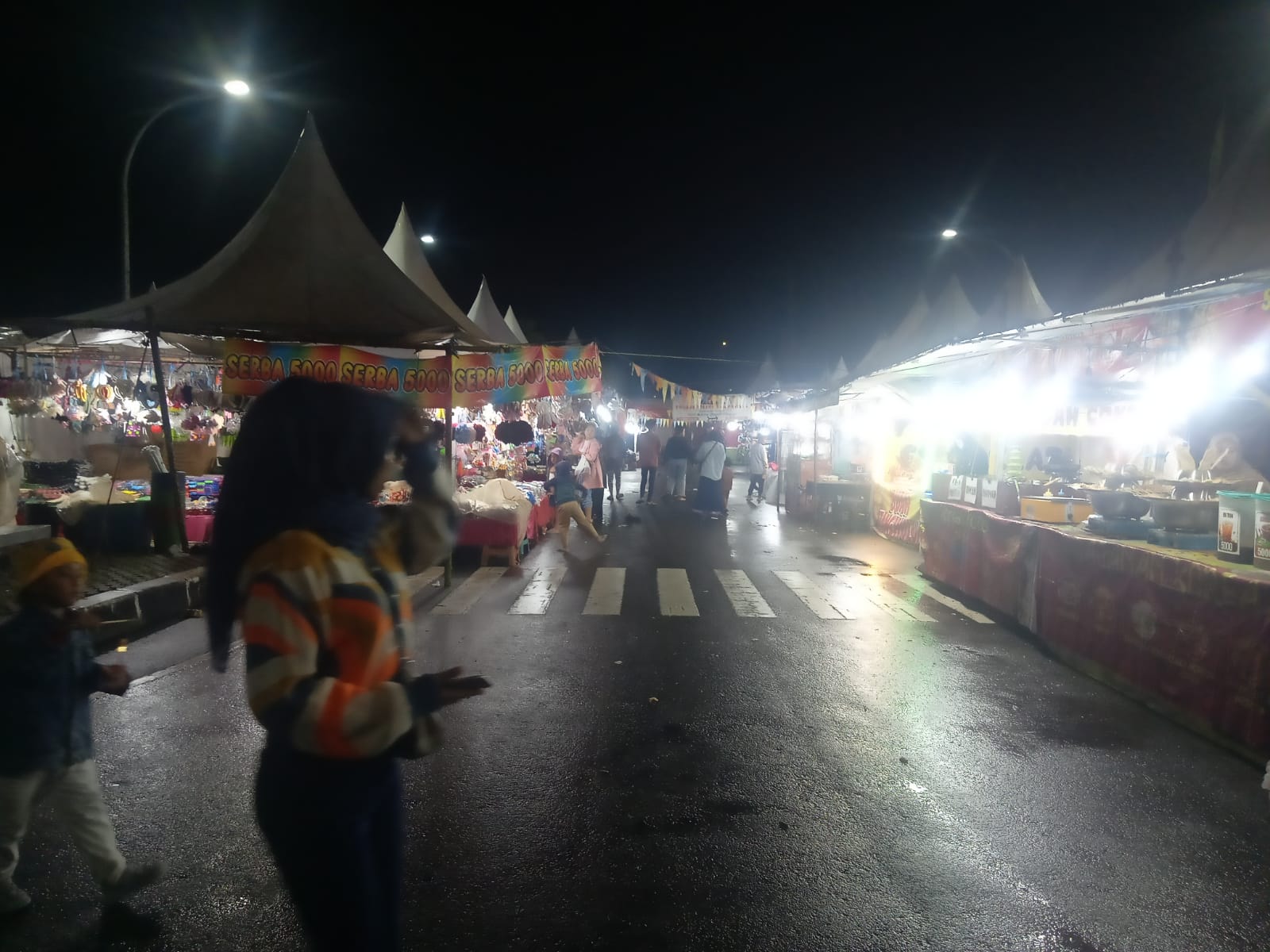 Pasar malam di Rest Area Gunung Mas Puncak telah beroperasi sejak Senin (22/1) lalu. Para pedagang mulai kembali menjajakan dagangannya dengan berbagai aneka kuliner.