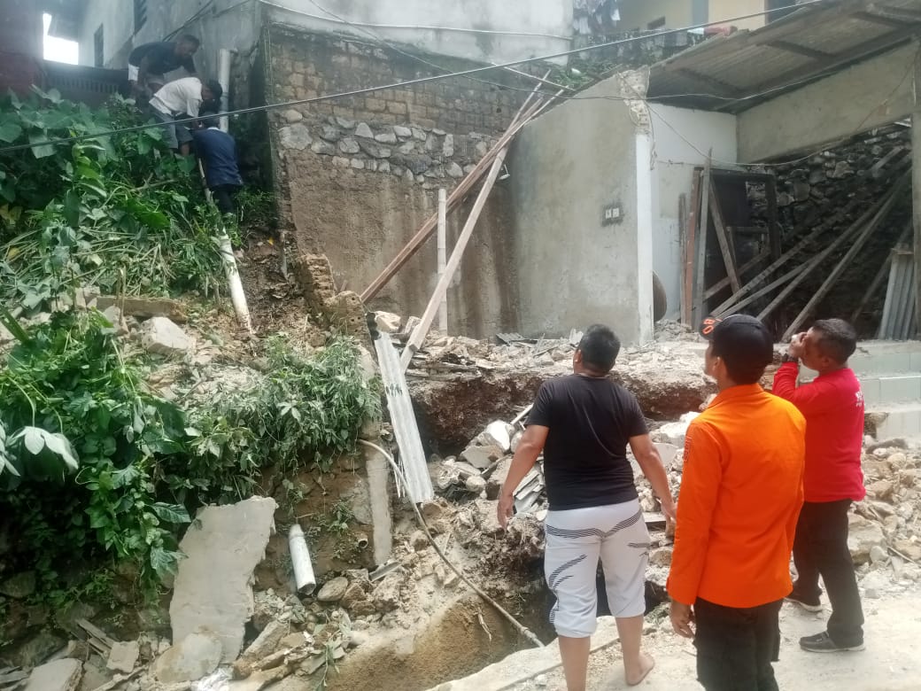 Longsor di Bogor timpa satu rumah warga Kampung Gunung Batu.