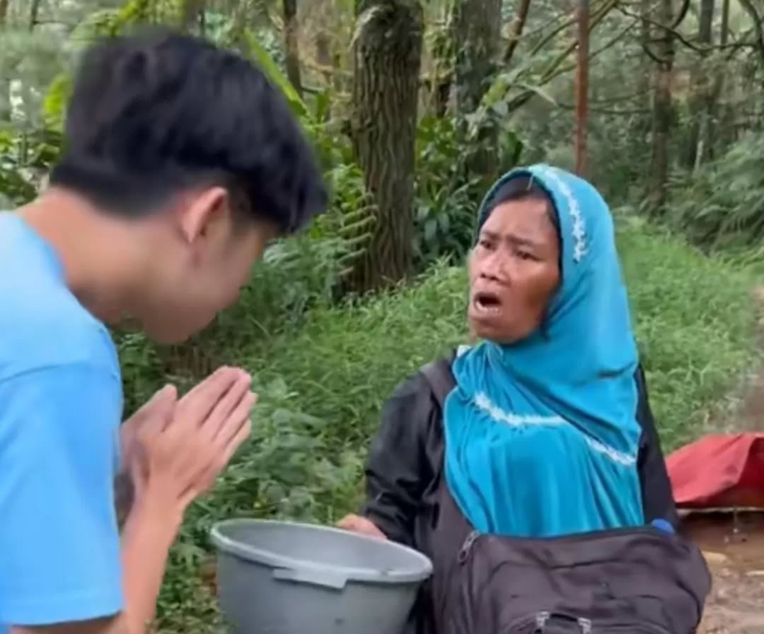 Potret Willie Salim memberikan challange pada pengemis virall Gunung Salak / Sumber : Tiktok Willie Salim
