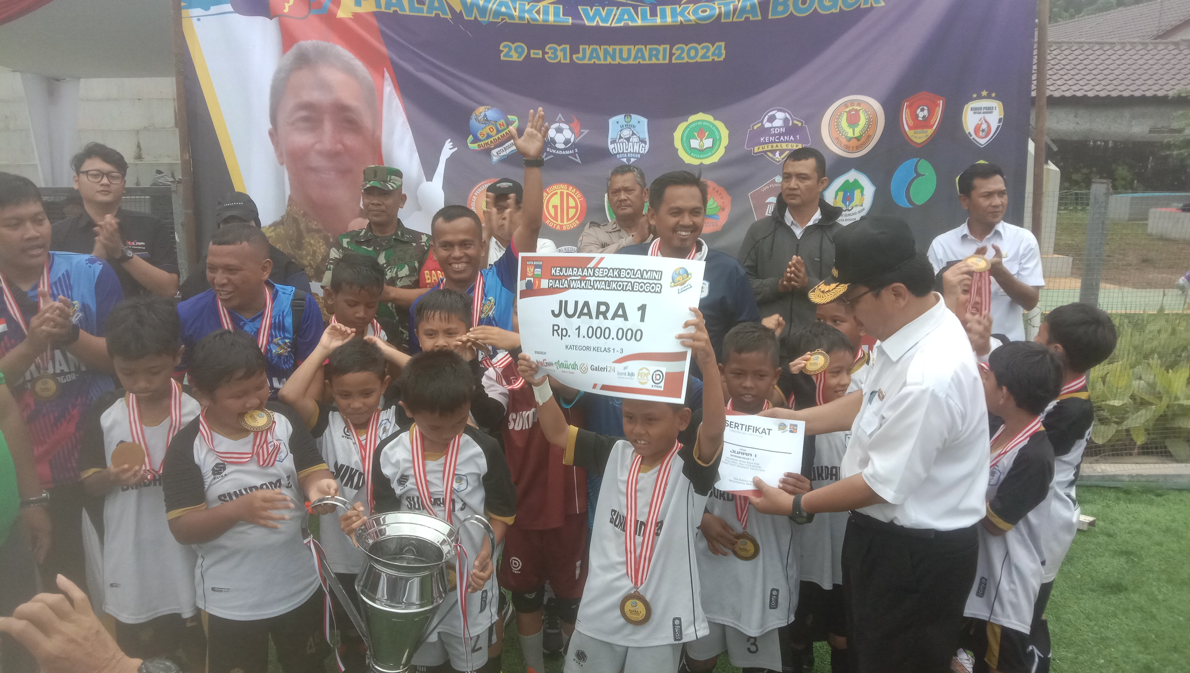 SDN Sukadamai 3 menjuarai Piala Wakil Wali Kota Bogor 2024 di lapangan Taman Manunggal, Kelurahan Menteng, Kecamatan Bogor Barat, Rabu (31/1).  (Ruri/Radar Bogor)