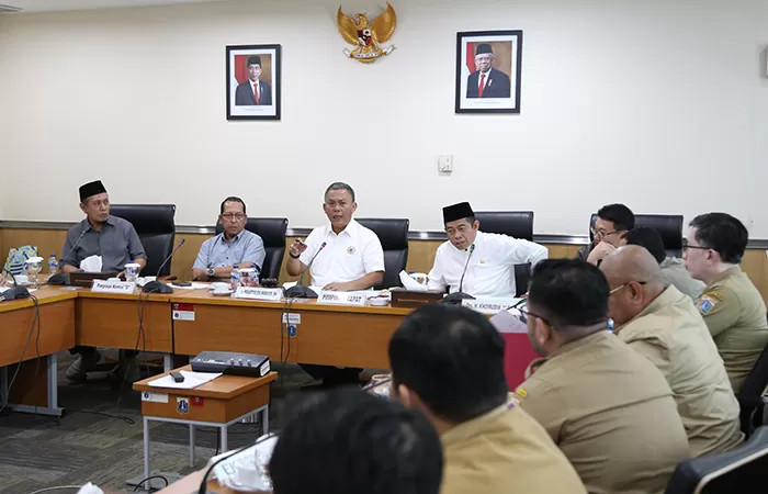 Ketua DPRD DKI Jakarta Prasetyo Edi Marsudi memimpin rapat aduan warga dengan SKPD DKI Jakarta di ruang rapat DPRD DKI, Selasa (16/1) (sumber: jawapos.com)
