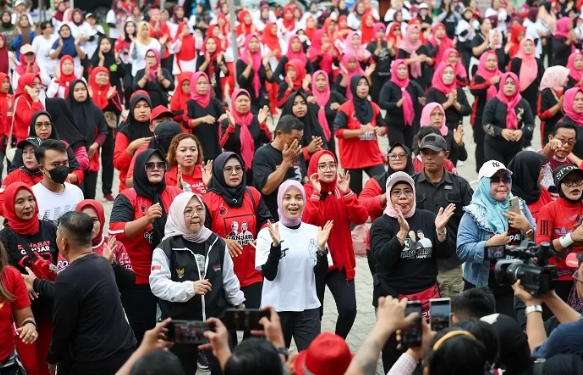 Istri calon presiden (capres) Ganjar Pranowo, Siti Atikoh Suprianti melakukan senam bareng ribuan Srikandi PDI Perjuangan di PKOR Way Halim, Bandar Lampung. Sumber Jawapos.com