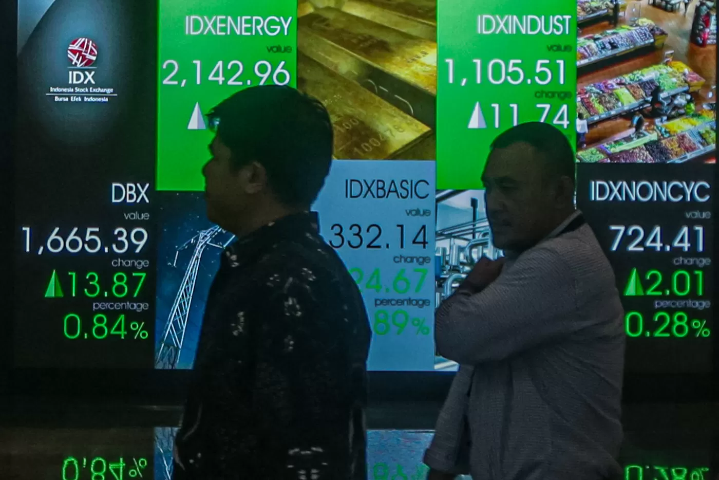 Karyawan melintas di depan layar pergerakan Indeks Harga Saham Gabungan (IHSG) di Gedung Bursa Efek, Jakarta, Selasa (2/1/2024). (SALMAN TOYIBI/JAWA POS)/sumber: jawapos.com