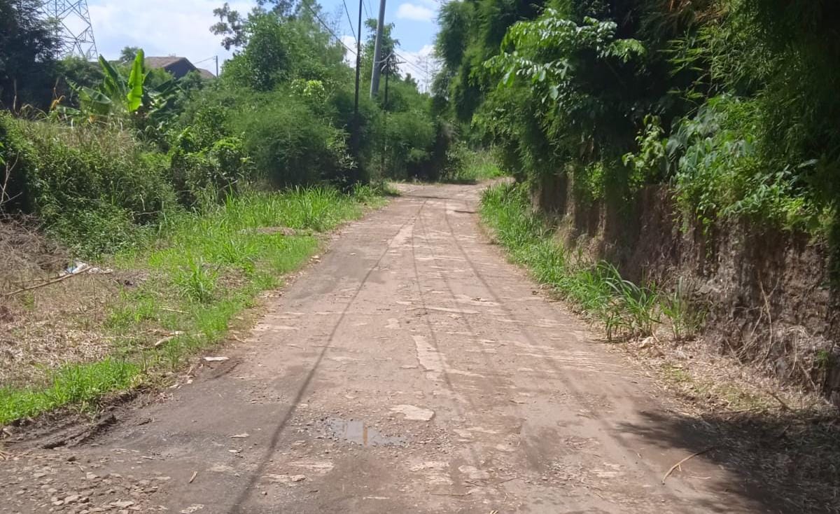 Kondisi jalan di Desa Tonjong Kecamatan Tajurhalang yang seharusnya dilakukan betonisasi. ARIFAL/RADAR BOGOR