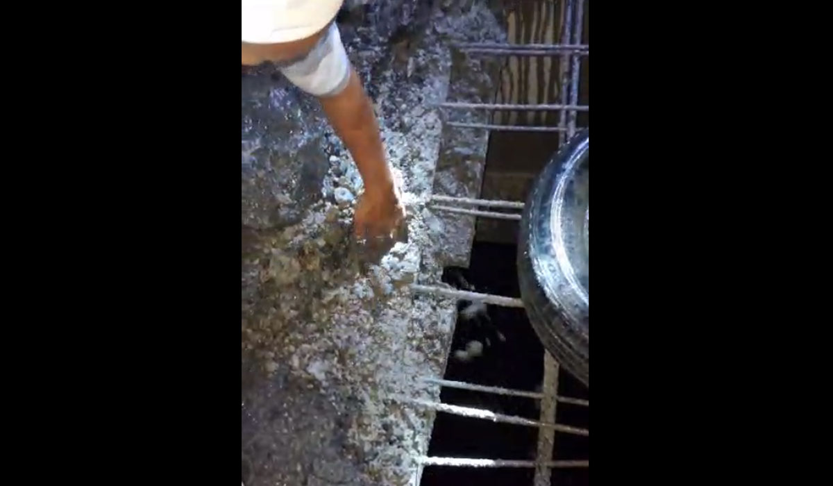 Kondisi Jembatan Cidangder di Kecamatan Cigudeg dan Parung Panjang yang ambles pada bagian tengahnya.