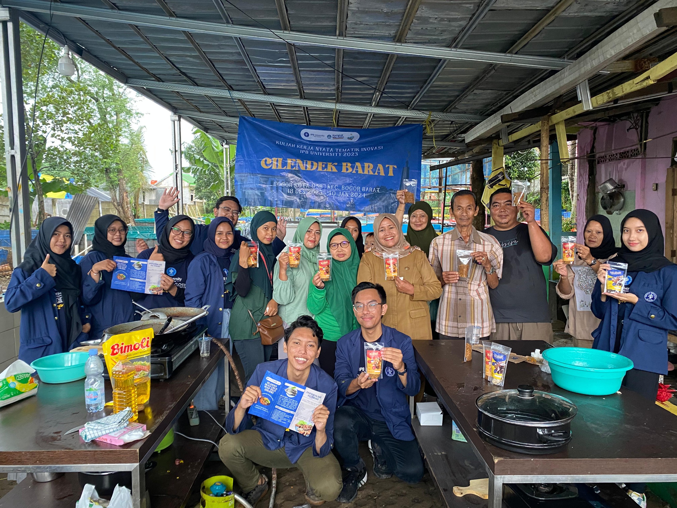 Dalam rangka meningkatkan nilai tambah komoditas potensial di Cilendek Barat,, mahasiswa KKN-T IPB University melakukan sosialisasi pengolahan ikan lele.﻿