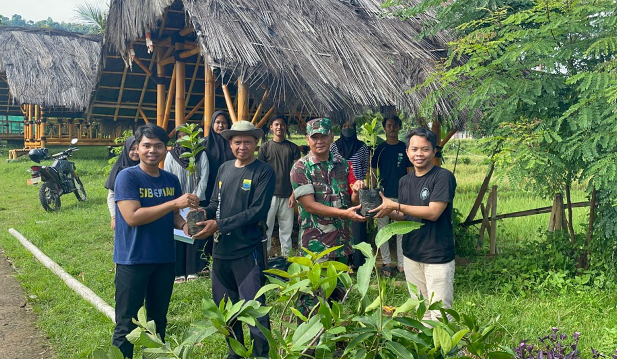 Mahasiswa KKN Tematik Inovasi dari IPB University dan Dinas Lingkungan Hidup Cianjur menjalin kemitraan kuat dalam melaksanakan kegiatan penghijauan.﻿