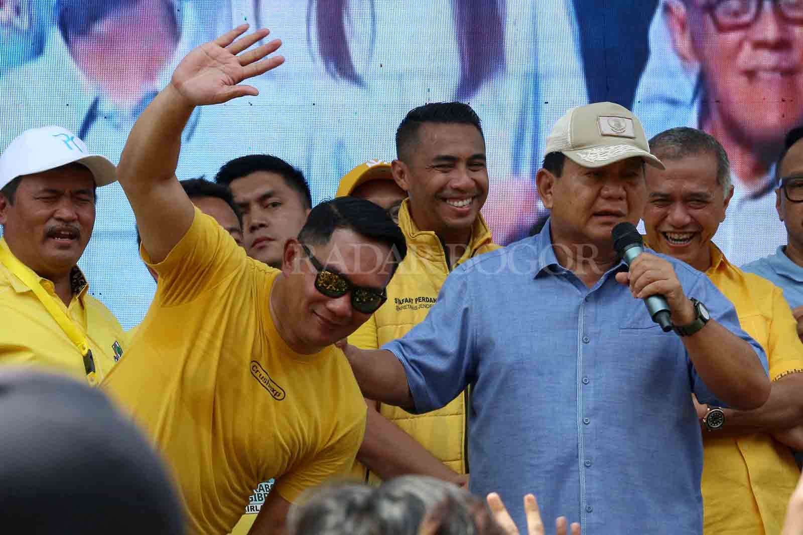 Calon Presiden, Prabowo Subianto mengenalkan Juru Kampanye (jurkam) Pemenangan Daerah Jawa Barat, Ridwan Kamil (kiri) di area Stadion Pakansari, Cibinong, Kabupaten Bogor, Jawa Barat, Sabtu (6/1/2024). Foto : Radar Bogor / Hendi Novian