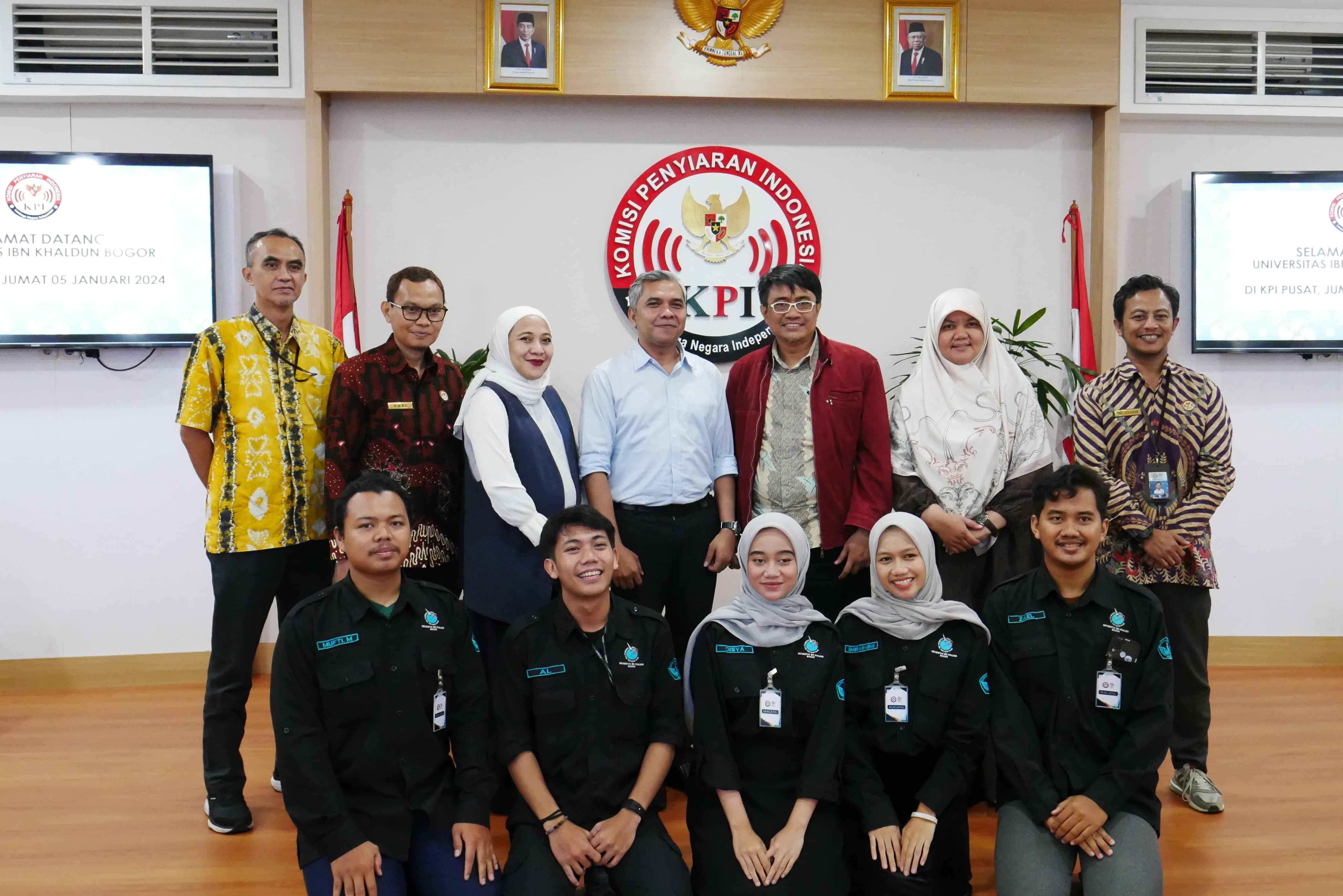 Setelah sukses menyelesaikan PPL di Komisi Penyiaran Indonesia, 5 Mahasiswa KPI UIKA persembahkan buku dengan judul “Dinamika Penyiaran Televisi”. ﻿
