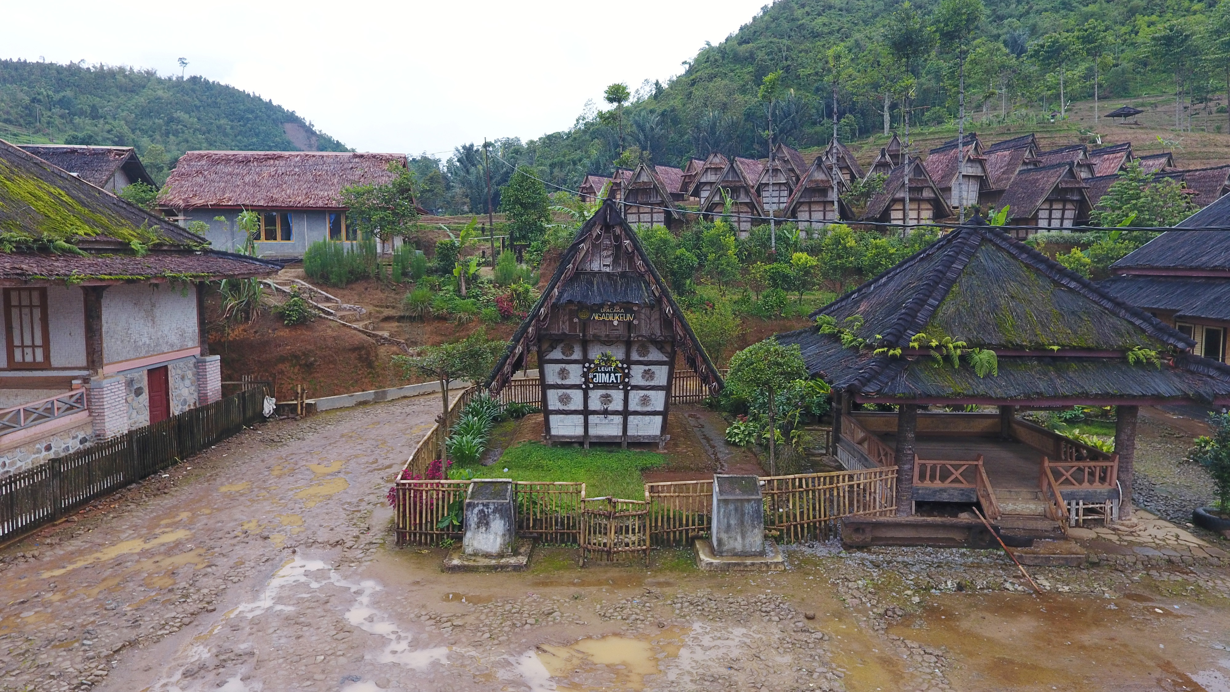 Kampung Gede Kesepuhan Cipta Gelar yang berlokasi di Kampung Sukamulya, Desa Sirnaresmi, Kecamatan Cisolok, Kabupaten Sukabumi, Jawa Barat. Foto: bappeda.jabarprov.go.id